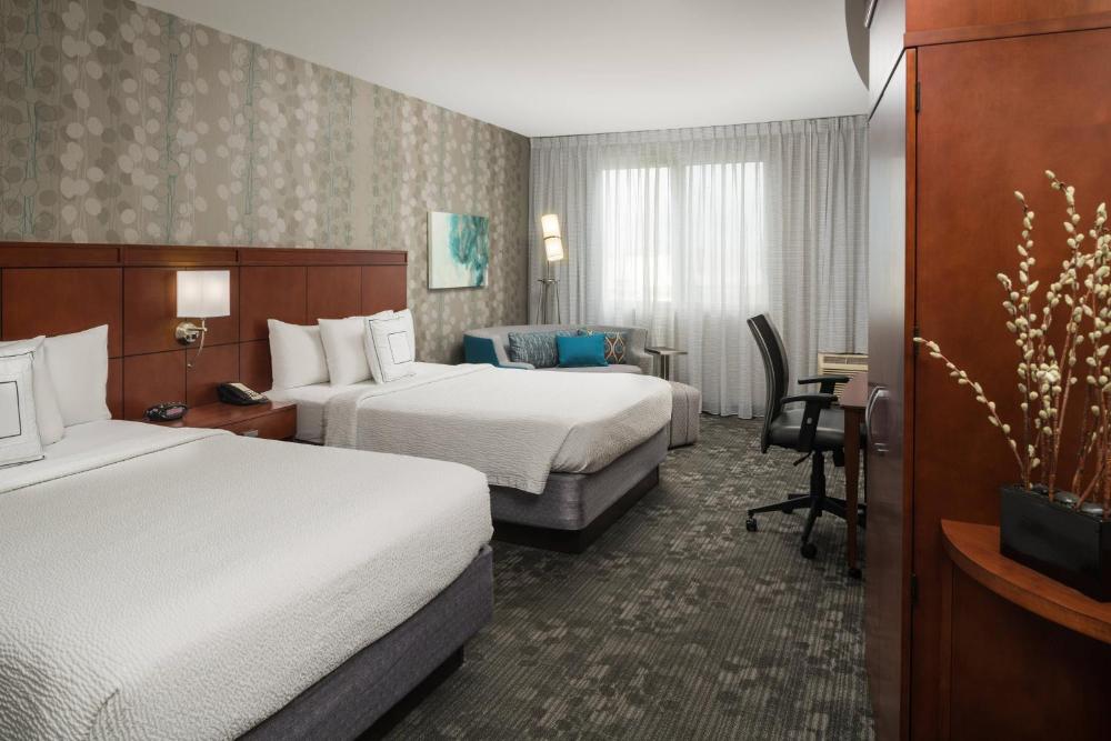 Queen Room with Two Queen Beds with Balcony interior